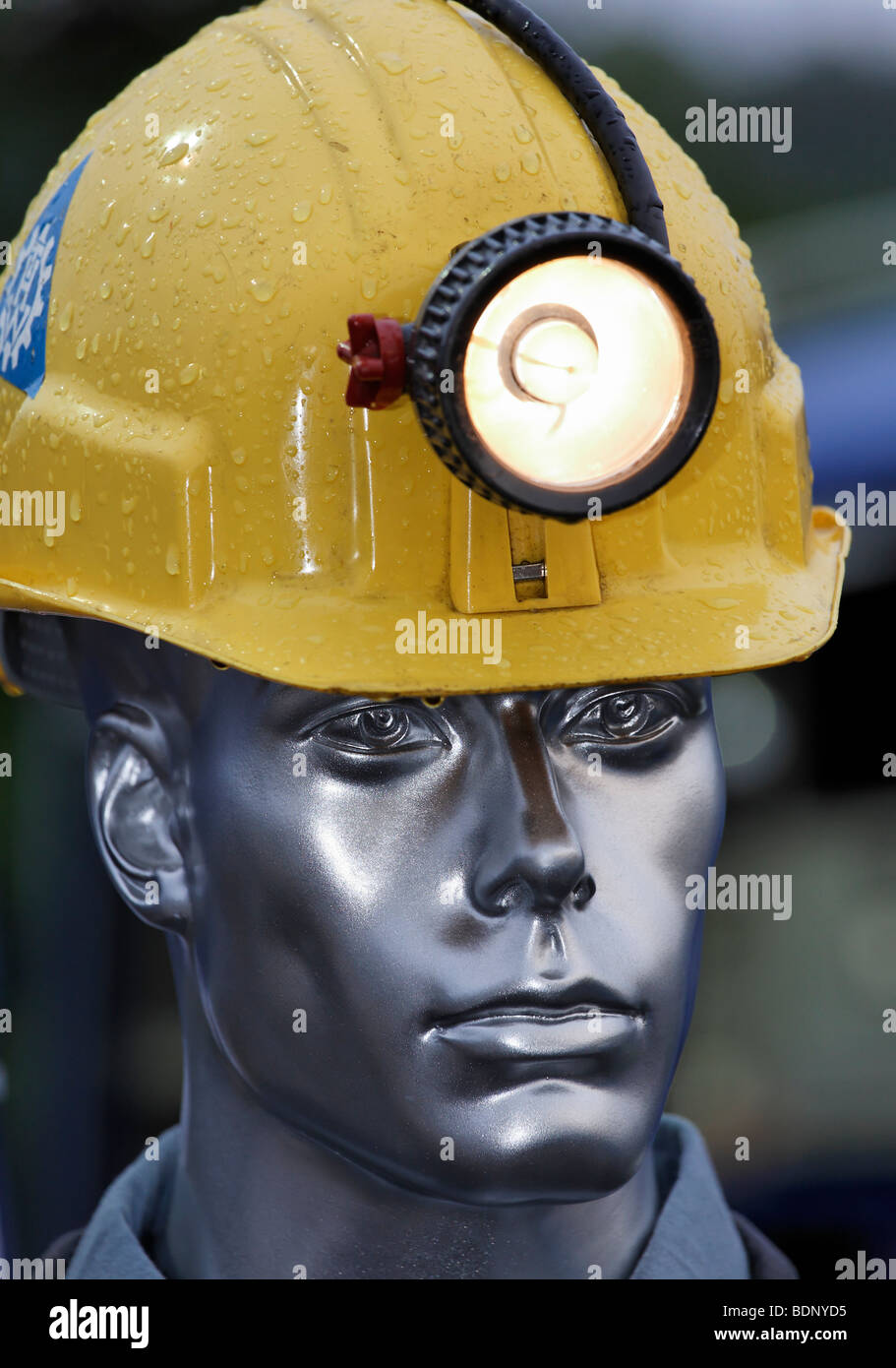 Manichino indossando il casco con lampada da testa, attrezzature,  assistenza tecnica Foto stock - Alamy