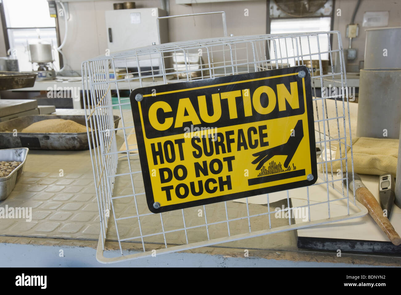 Segnale di avviso in un asfalto laboratorio Foto Stock