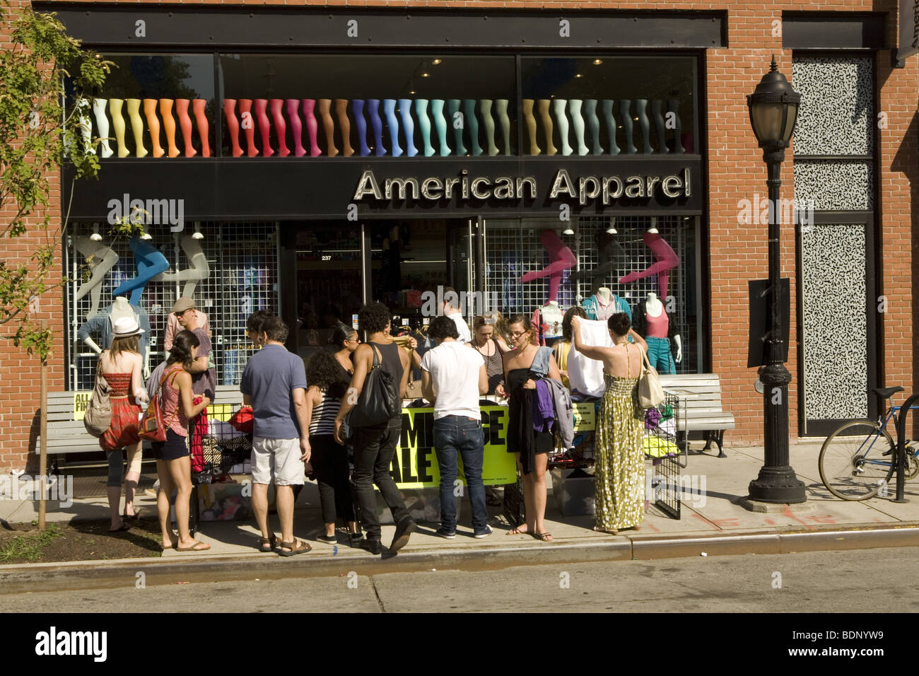 Controllare le donne occasioni come una moda donna store ha un marciapiede vendita su Smith Street in Brooklyn, New York. Foto Stock