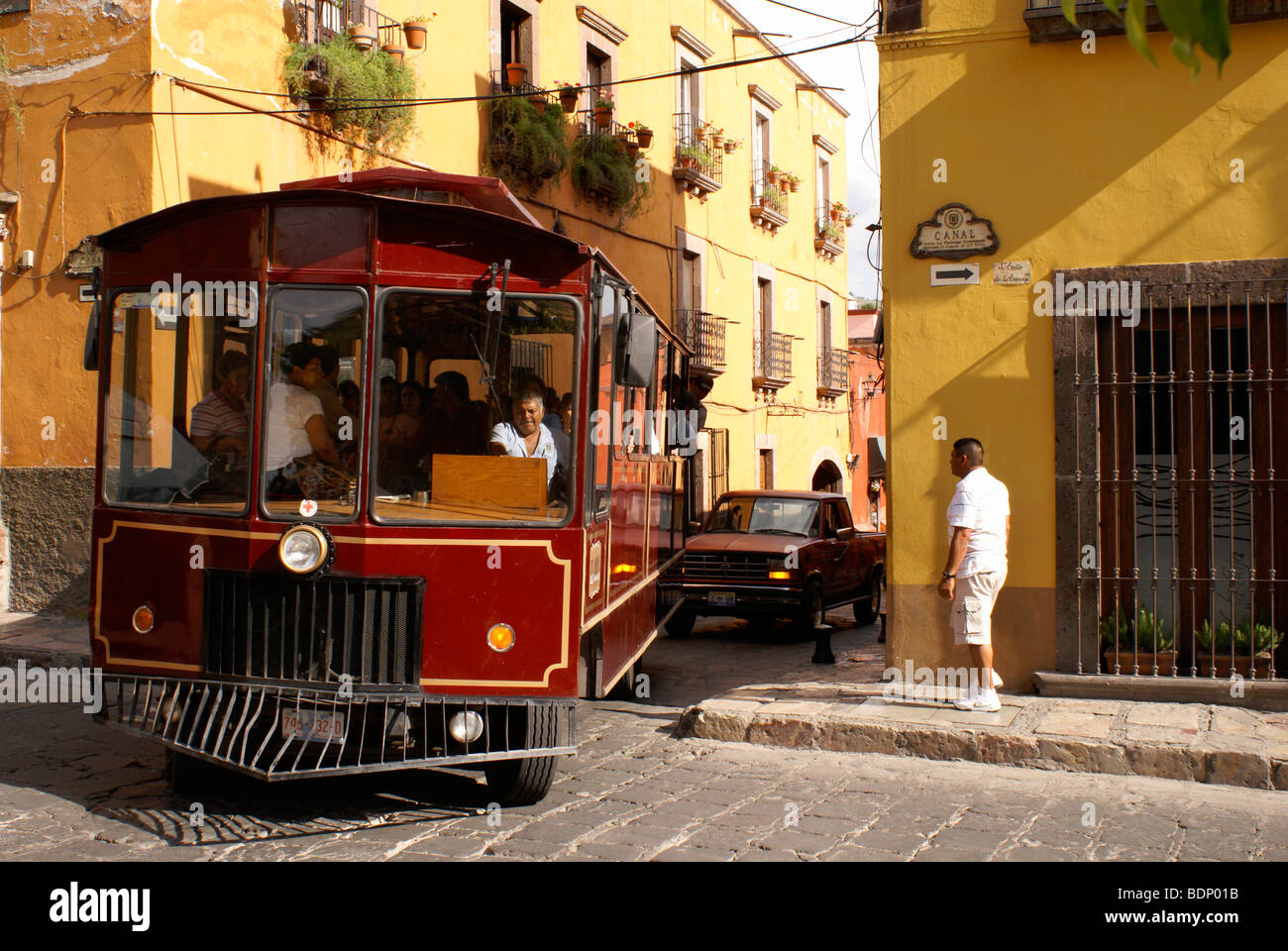 Visite turistiche filobus su un angolo di strada in San Miguel De Allende, Guanajuato Messico Foto Stock