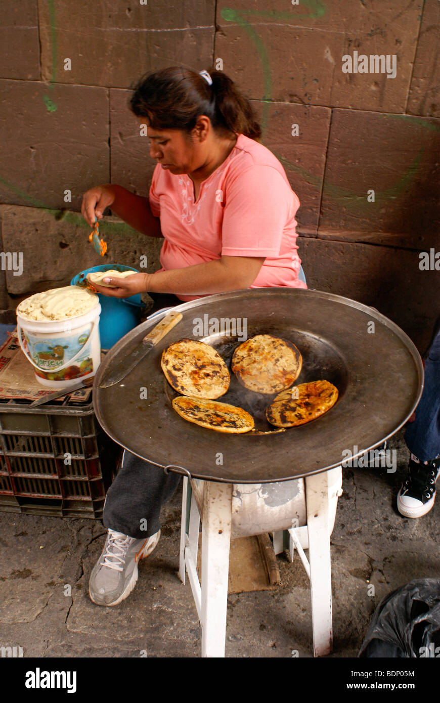 Donna messicana cucinare tortillas su Canal Street in San Miguel De Allende, Guanajuato, Messico Foto Stock