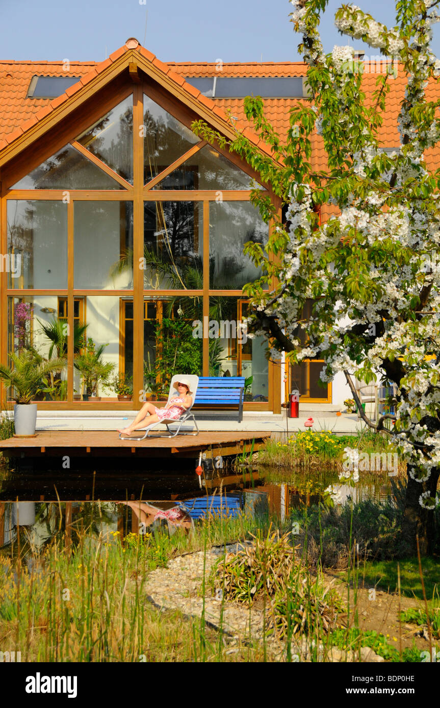 Casa residenziale con laghetto in giardino e veranda Foto Stock