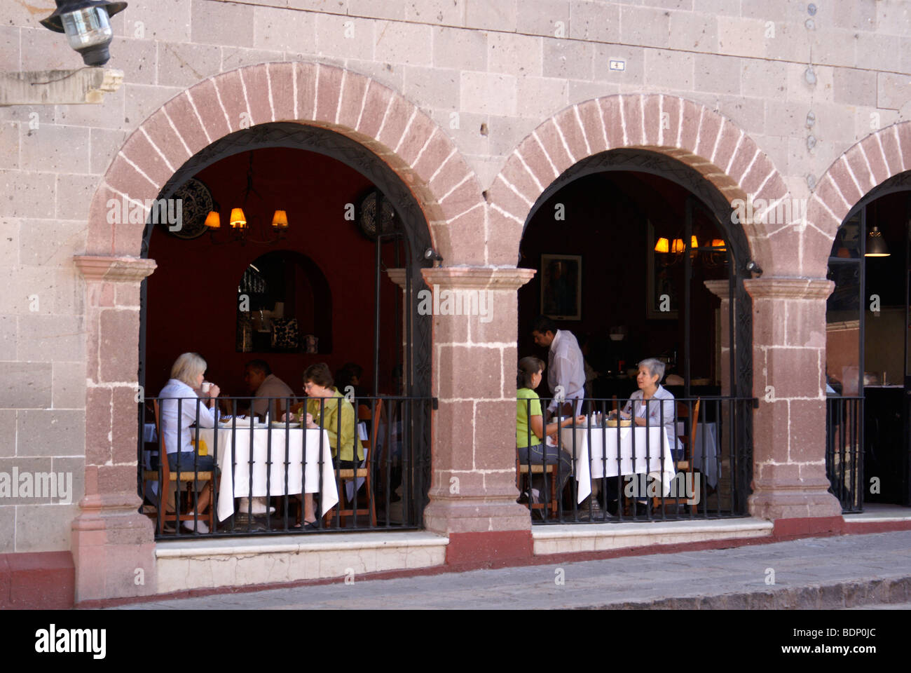 La gente seduta in un ristorante in San Miguel De Allende, Guanajuato, Messico Foto Stock