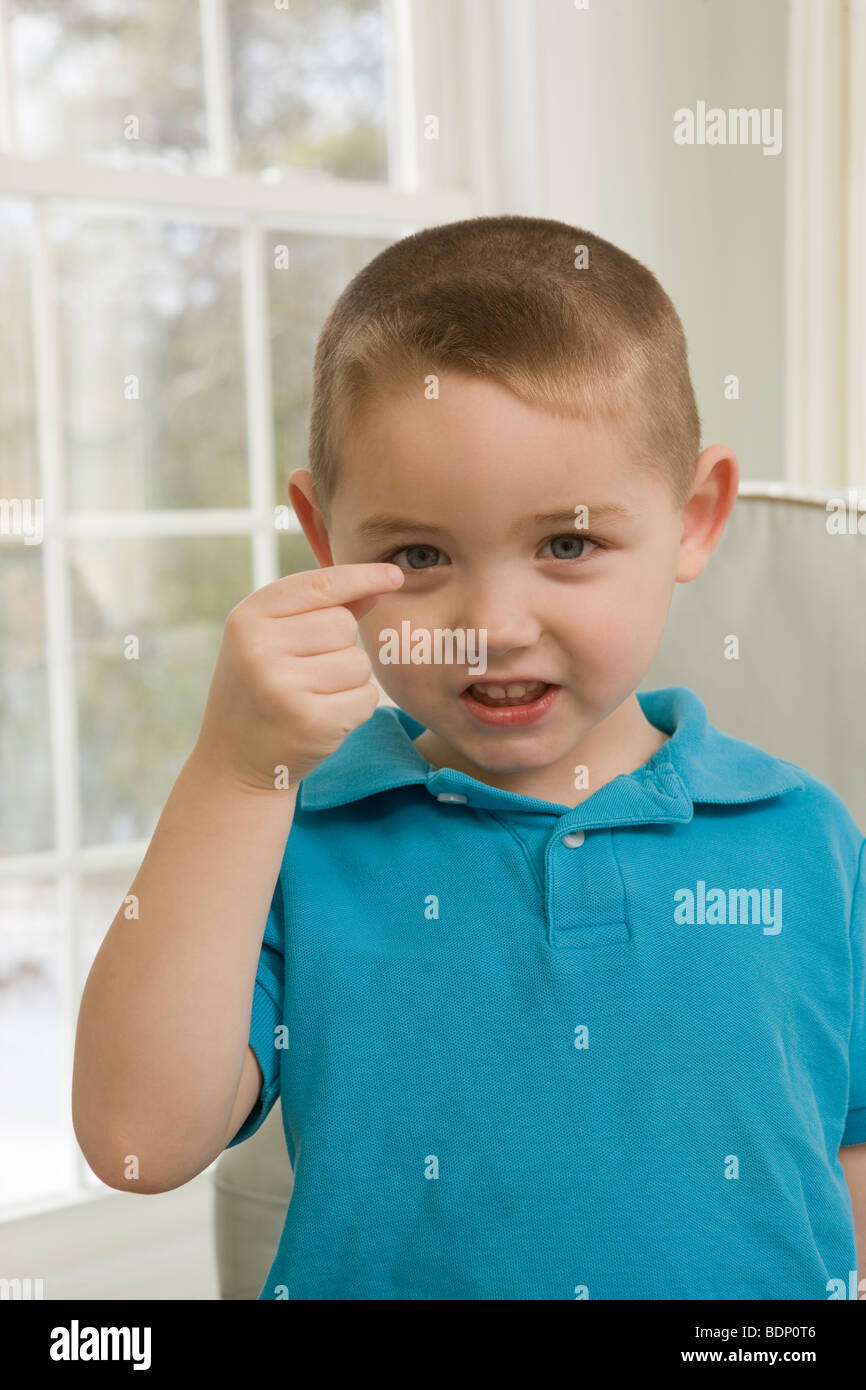 Ragazzo firma la lettera 'G' in American Sign Language Foto Stock