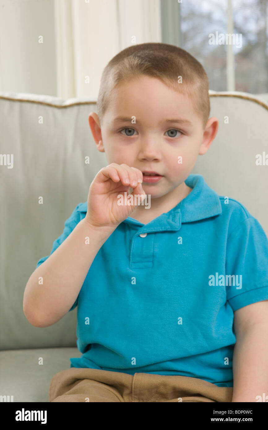 Ragazzo firma la lettera 'O' in American Sign Language Foto Stock