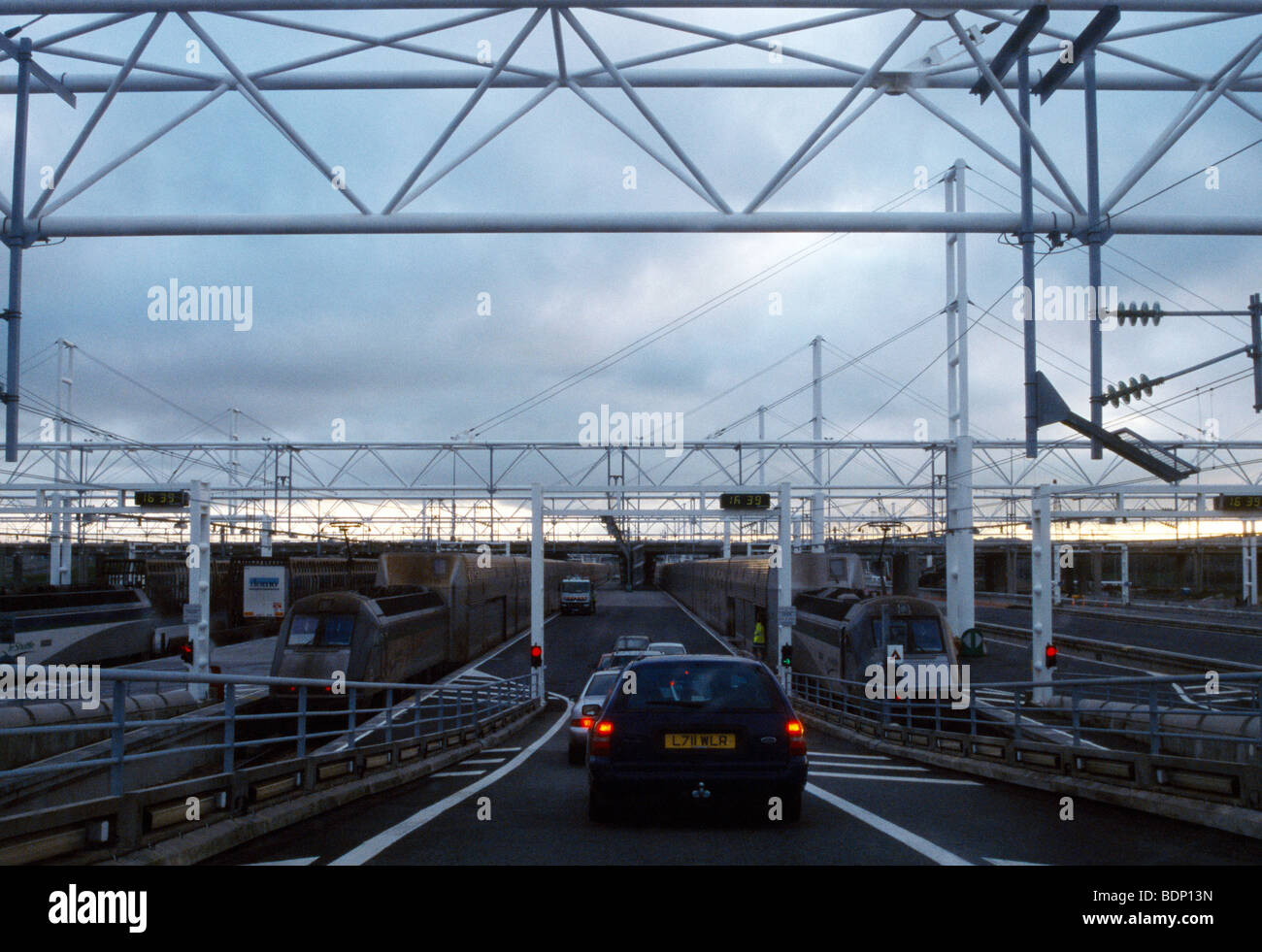 Francia Calais Coquelles terminale di Eurotunnel Cars driving per treno Foto Stock