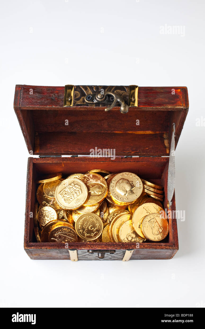 Scrigno con monete d oro su sfondo bianco Foto Stock