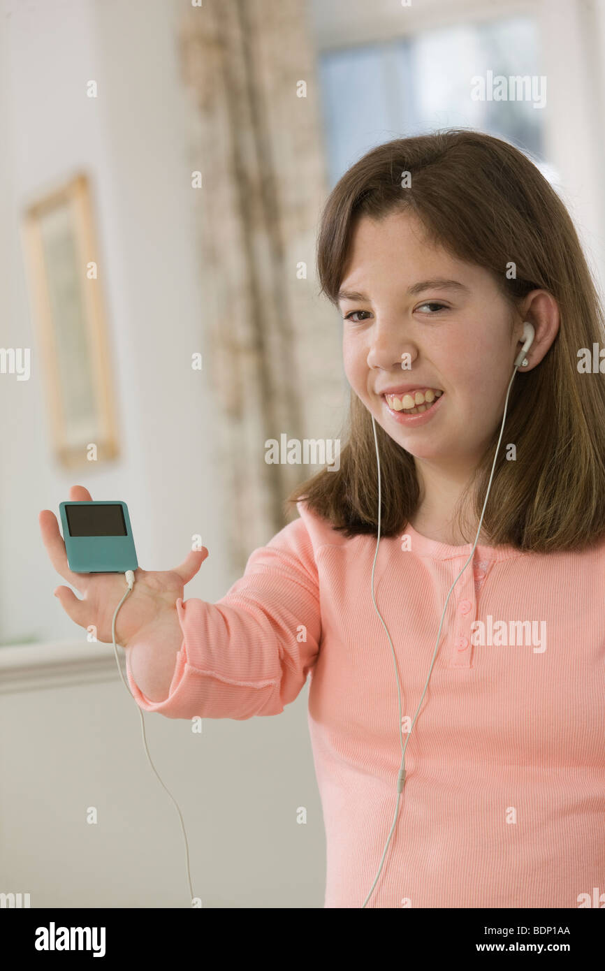 Ragazza adolescente ascolto di un lettore MP3 Foto stock - Alamy