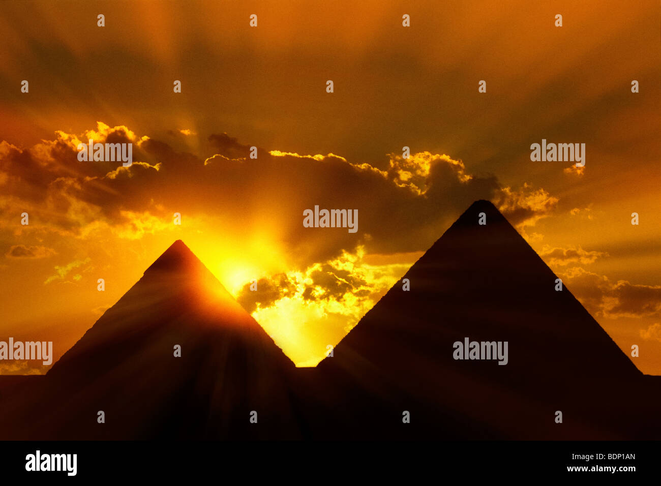 L'Egitto, al Cairo e Piramidi di Giza al tramonto Foto Stock