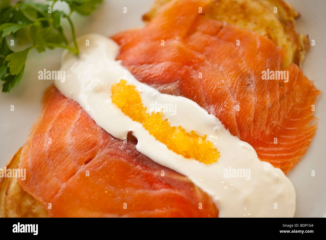 Formaggio di capra pancake con salmone affumicato e caviale dorato, Ristorante Jane, Santa Barbara, California, Stati Uniti d'America Foto Stock