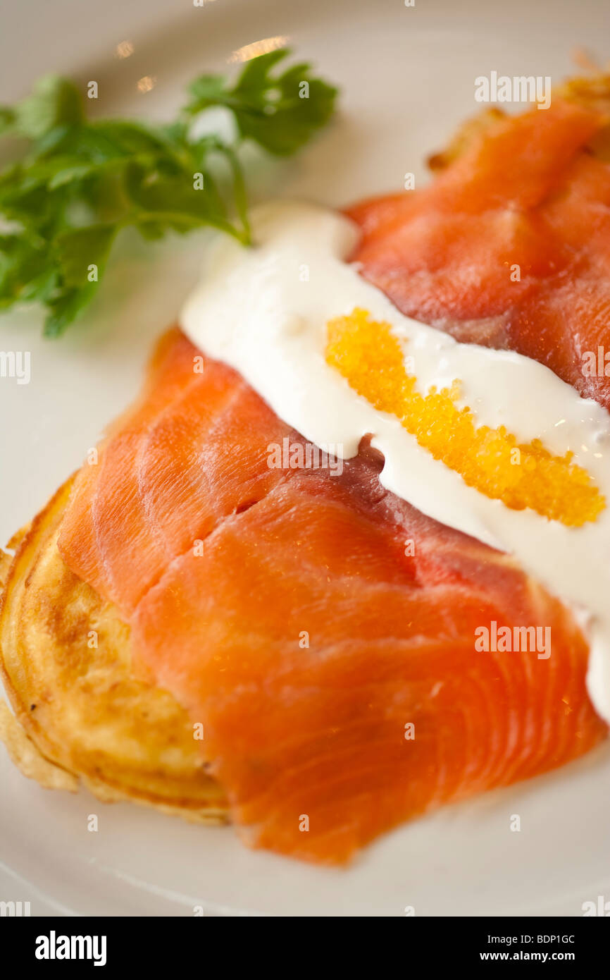 Formaggio di capra pancake con salmone affumicato e caviale dorato, Ristorante Jane, Santa Barbara, California, Stati Uniti d'America Foto Stock