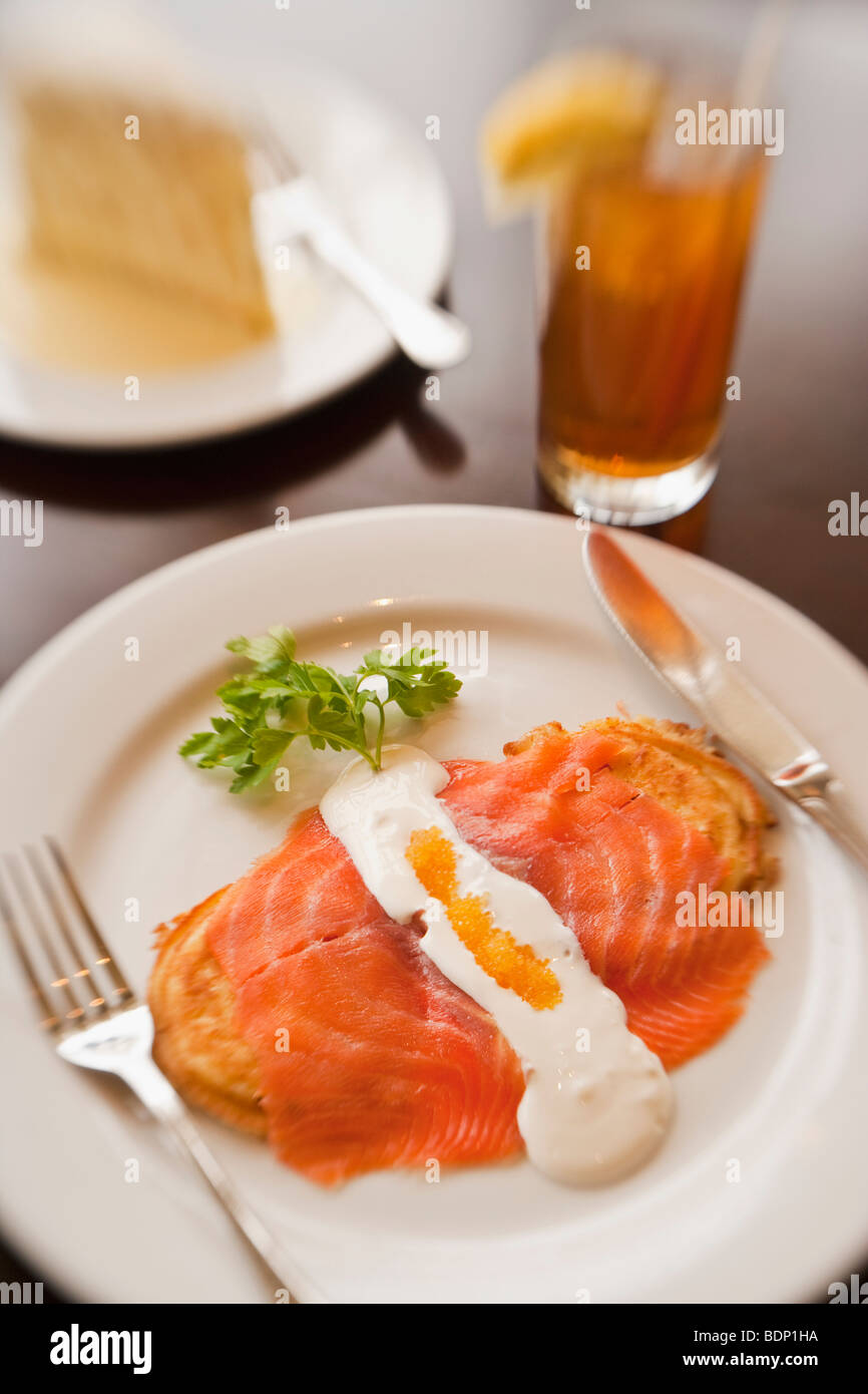 Formaggio di capra pancake, salmone affumicato e caviale dorato con tè e torta di noci di cocco, Ristorante Jane, Santa Barbara, California Foto Stock