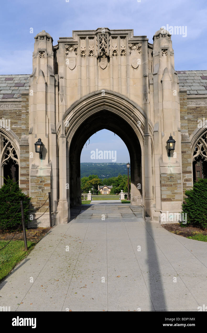 La Cornell University, marciapiede e archi presso la sala Lyon Foto Stock