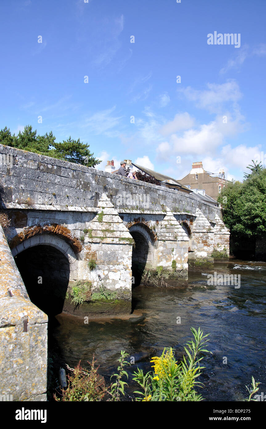 Ponte di pietra sul fiume Avon, Christchurch, Dorset, England, Regno Unito Foto Stock