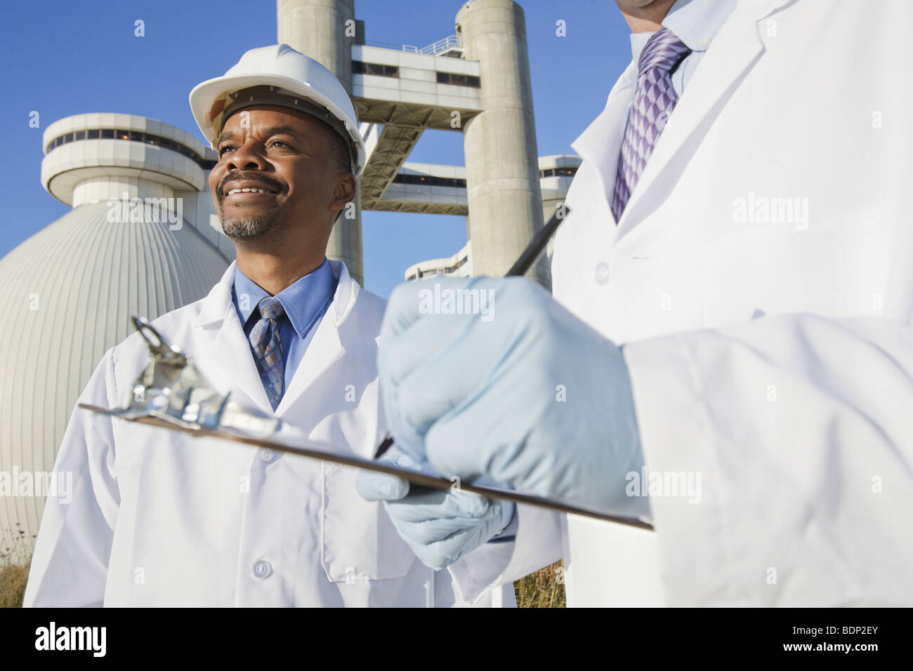 Due scienziati presso un impianto di trattamento delle acque Foto Stock