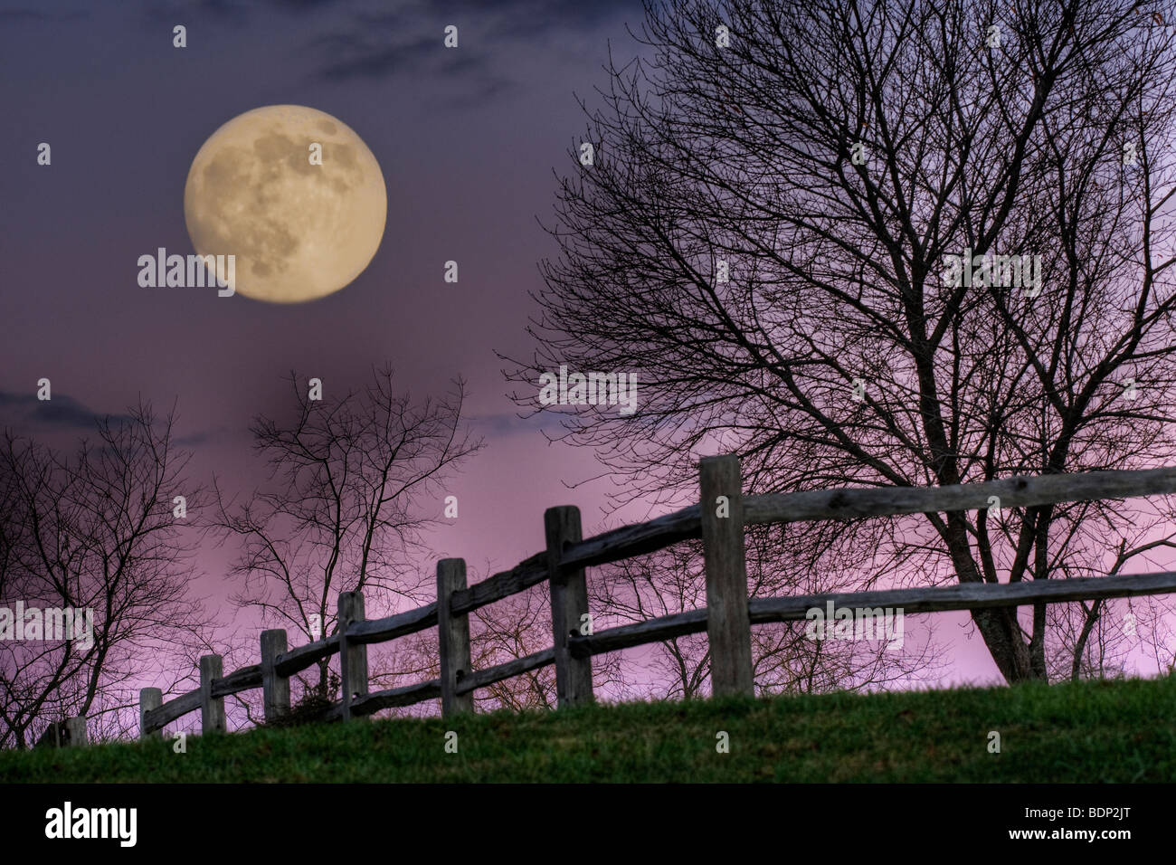 Novembre Moon Rising oltre la collina al Inn at Cedar Falls in Hocking Hills Foto Stock Novembre Moon Rising oltre la collina al Inn at Cedar Falls in Hocking Hills Foto Stock