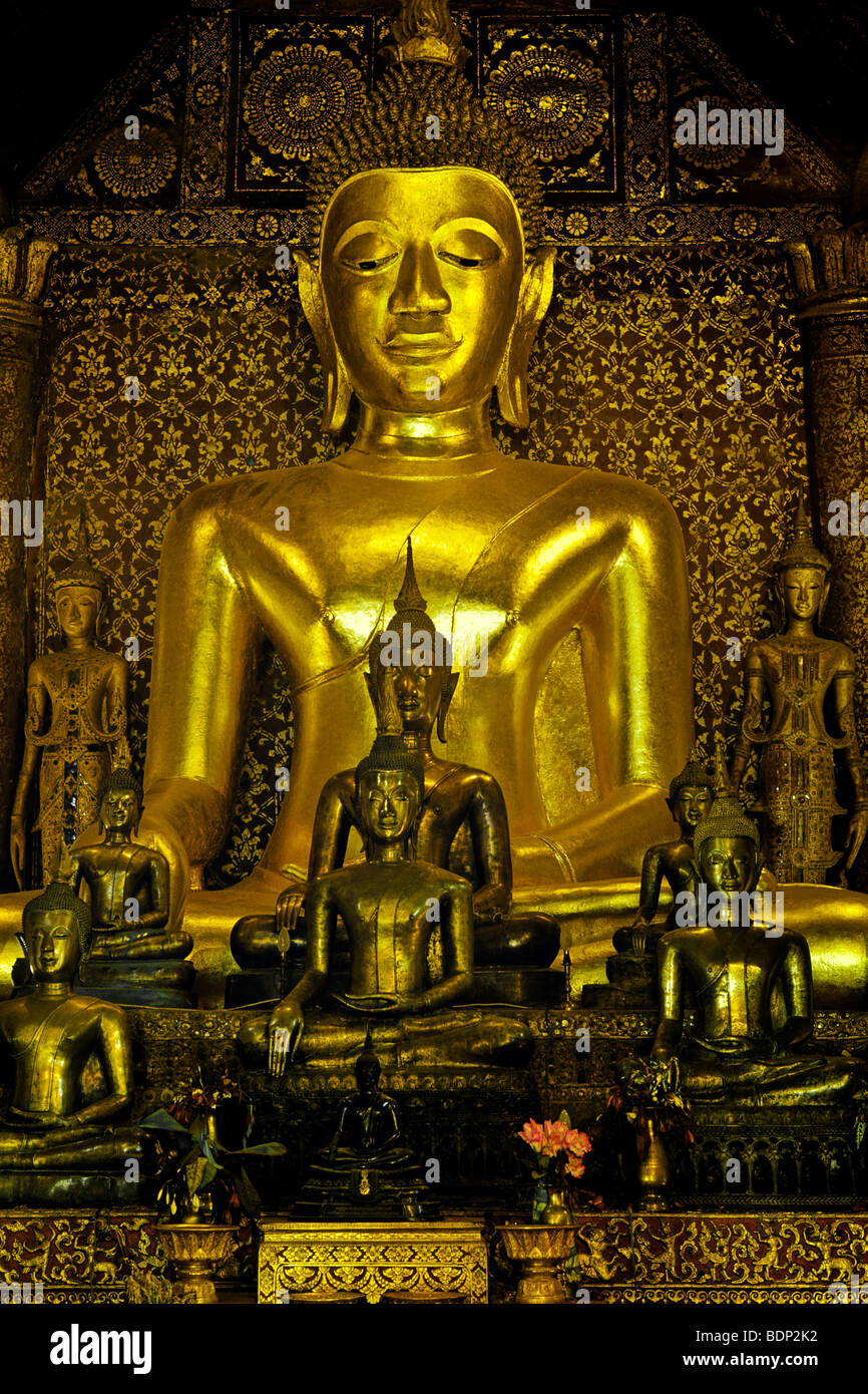 Laos, Luang Prabang, Wat Xieng Thong tempio, altare con golden Foto Stock