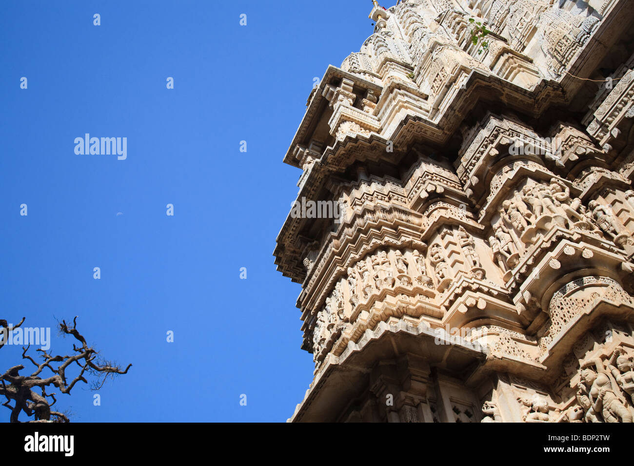 L'esterno in pietra scolpita ornata del Tempio di Jagdish, Udaipur, India Foto Stock