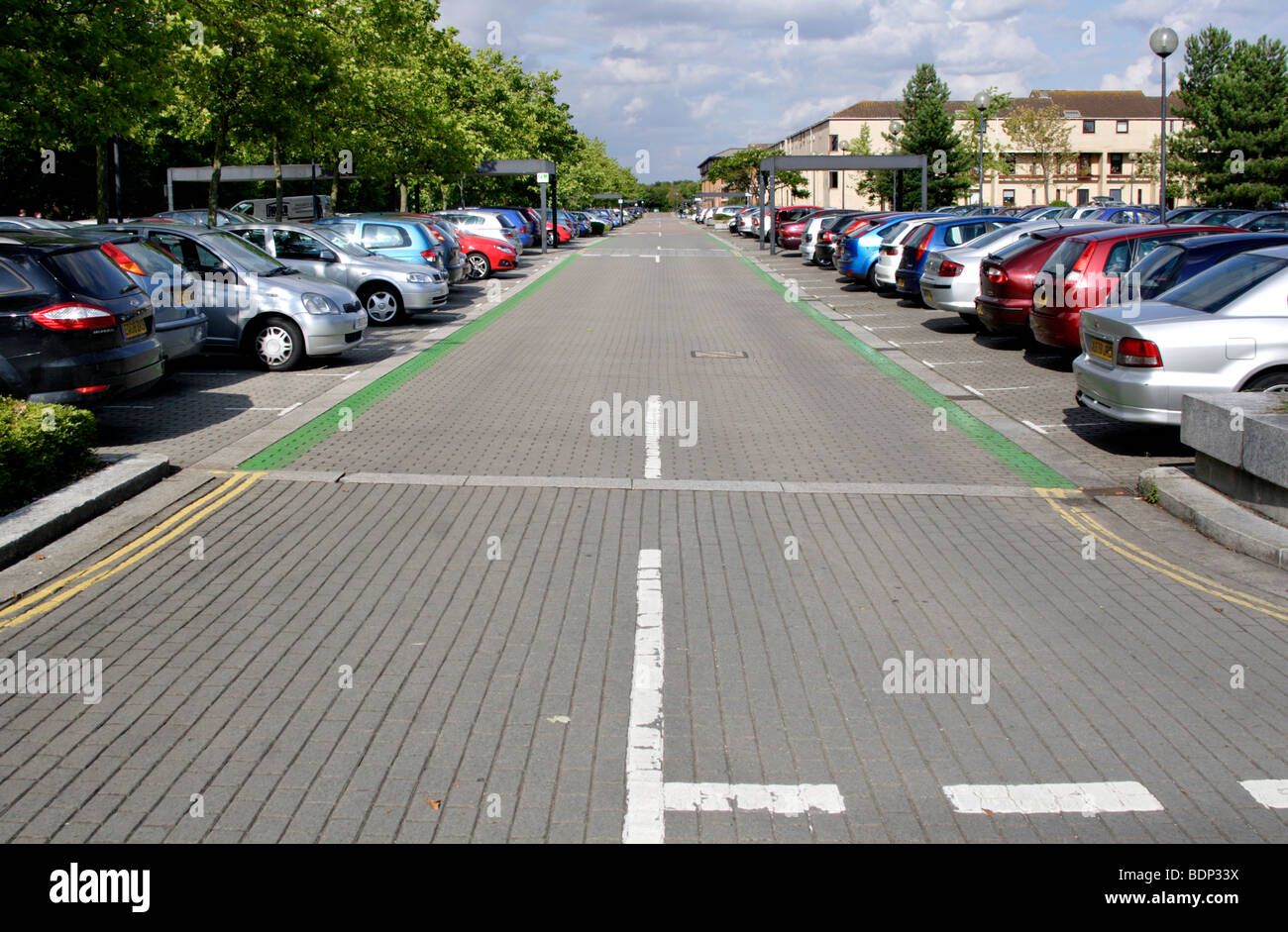 Parcheggio auto gratuito nel centro di Milton Keynes , Buckinghamshire , Inghilterra , REGNO UNITO Foto Stock