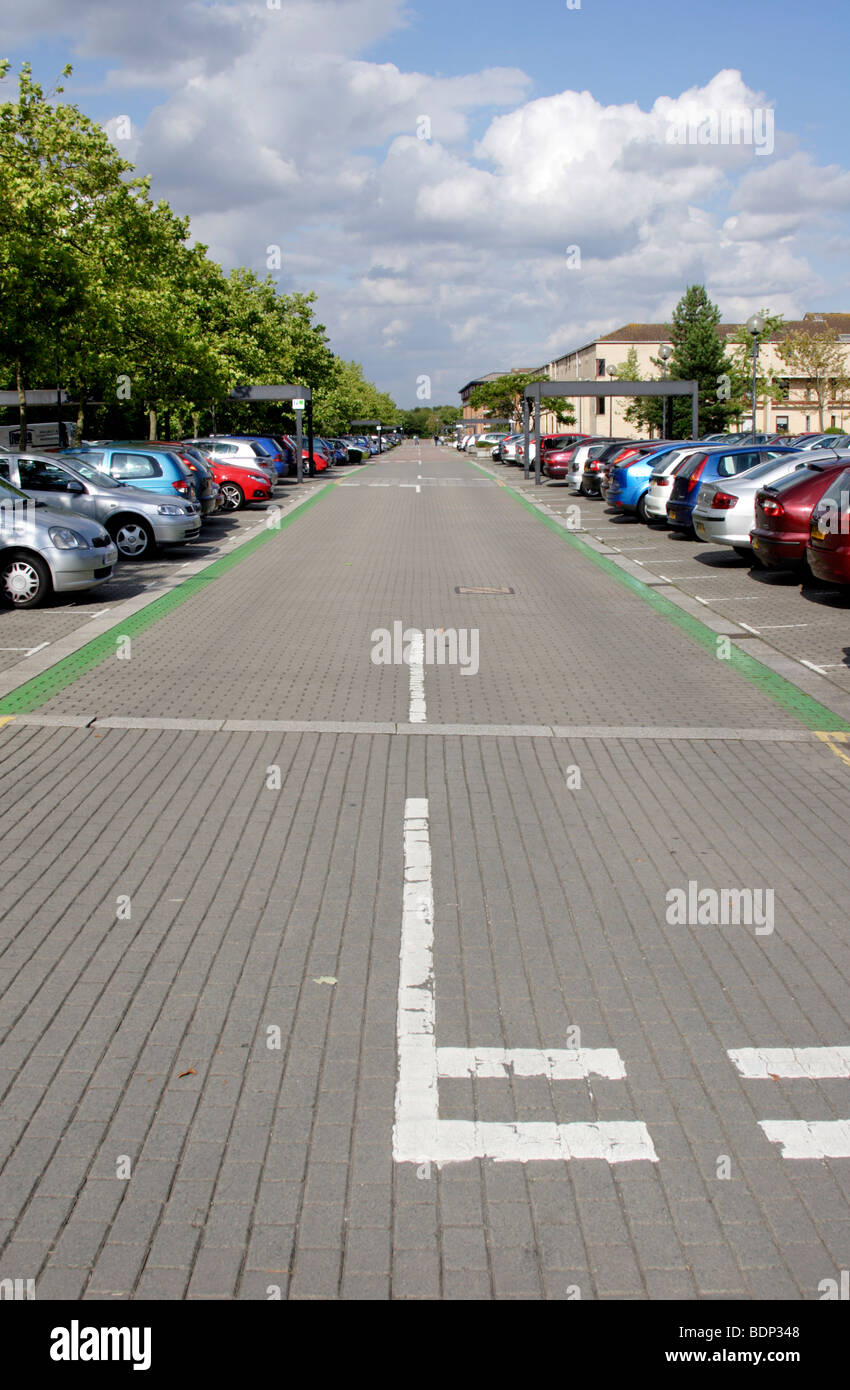 Parcheggio auto gratuito nel centro di Milton Keynes , Buckinghamshire , Inghilterra , REGNO UNITO Foto Stock