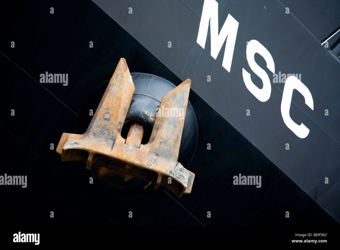 Contenitore nave vecchie navi arrugginito bow anchor MSC Foto Stock