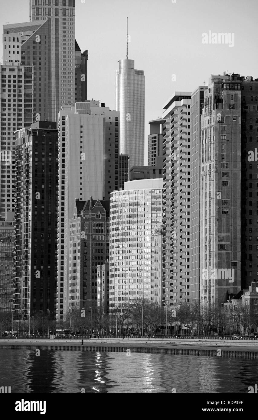 Downtown Chicago Illinois skyline della città nelle prime luci dell'alba sul lago Michigan con la riflessione cityscape Foto Stock