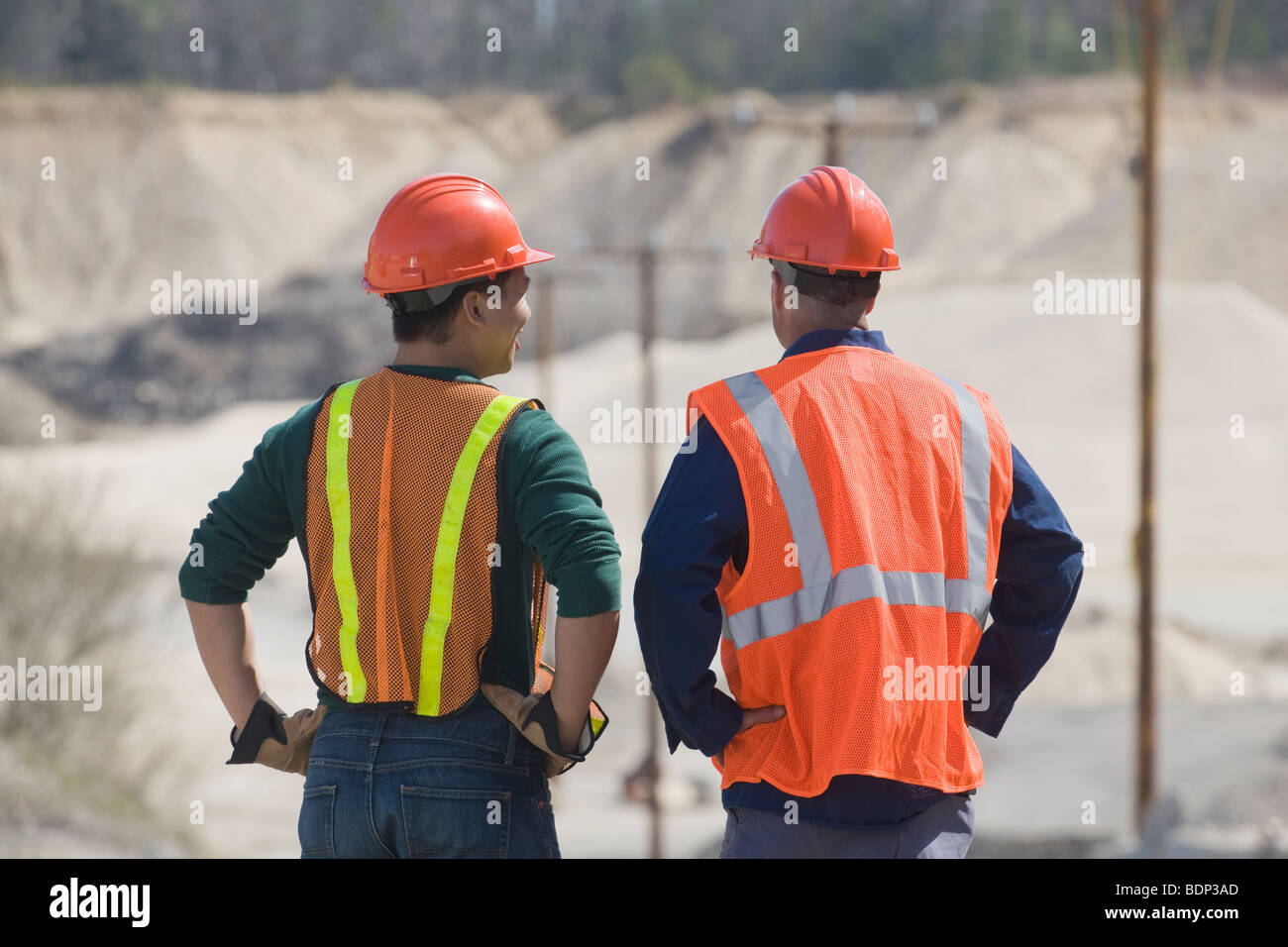 Due ingegneri presso un impianto Foto Stock