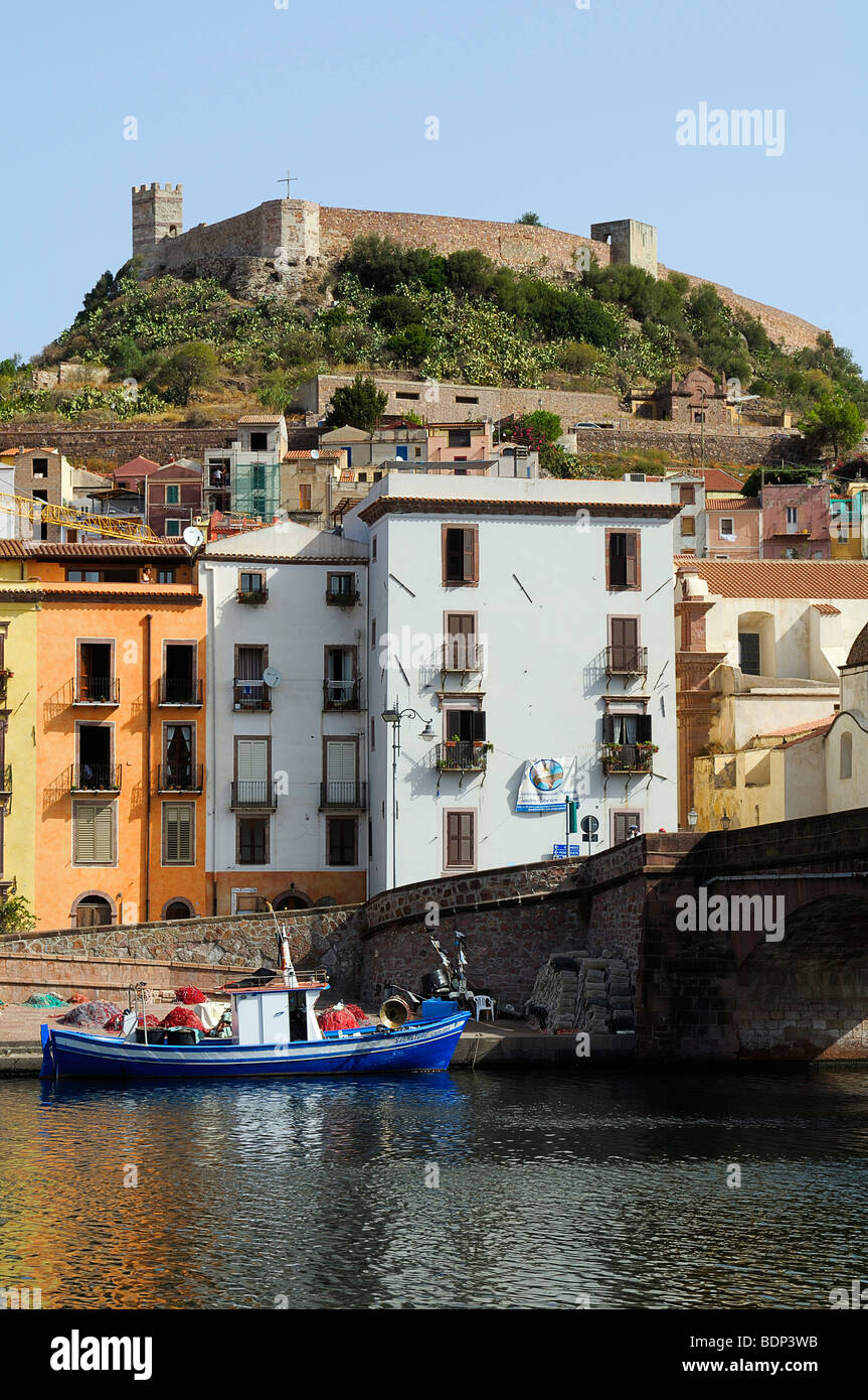 Il fiume Temo e il centro storico della città con fortezza Malaspina, Bosa, Oristano, Sardegna, Italia, Europa Foto Stock