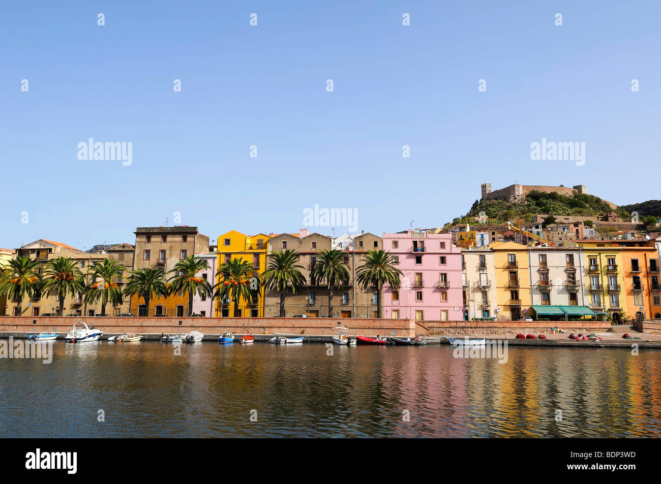 Affacciato sul fiume Temo e il centro storico della città con fortezza Malaspina, Bosa, Oristano, Sardegna, Italia, Europa Foto Stock