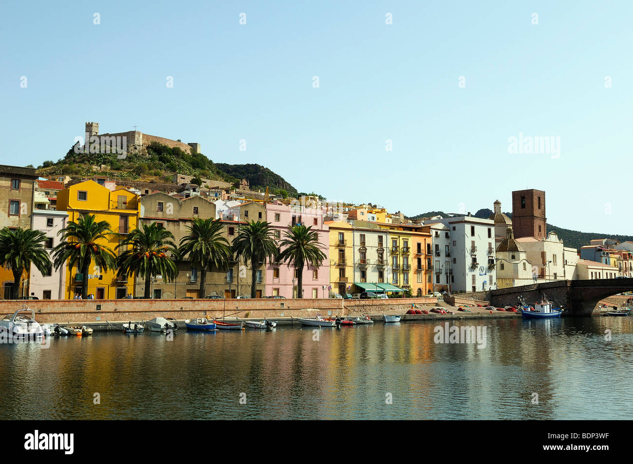 Affacciato sul fiume Temo e il centro storico della città con fortezza Malaspina, Bosa, Oristano, Sardegna, Italia, Europa Foto Stock