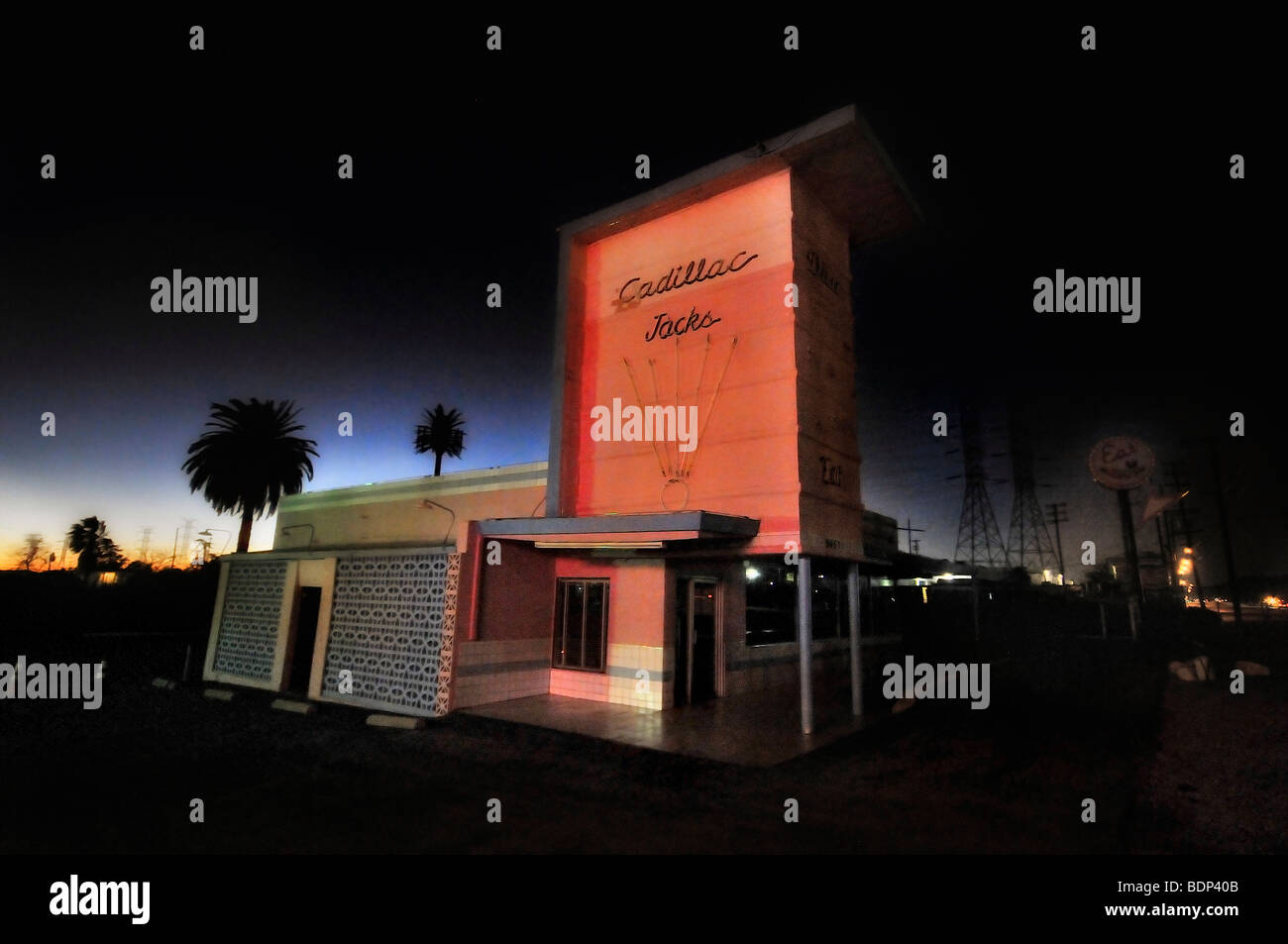 Un 1950 diner ristorante con palme Foto Stock