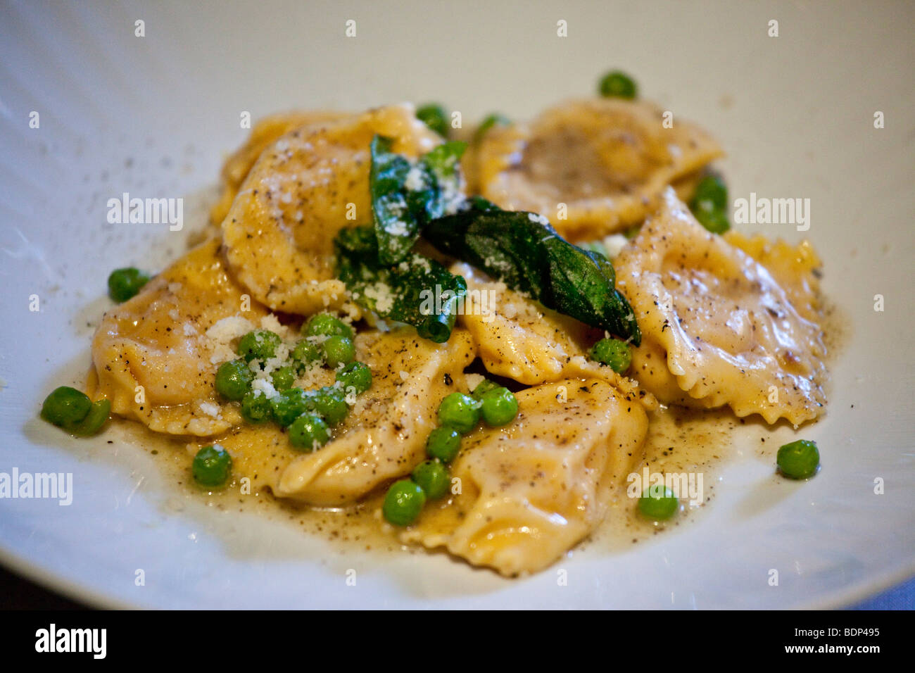 Piatto di pasta in un ristorante italiano a Little Italy a New York City Foto Stock