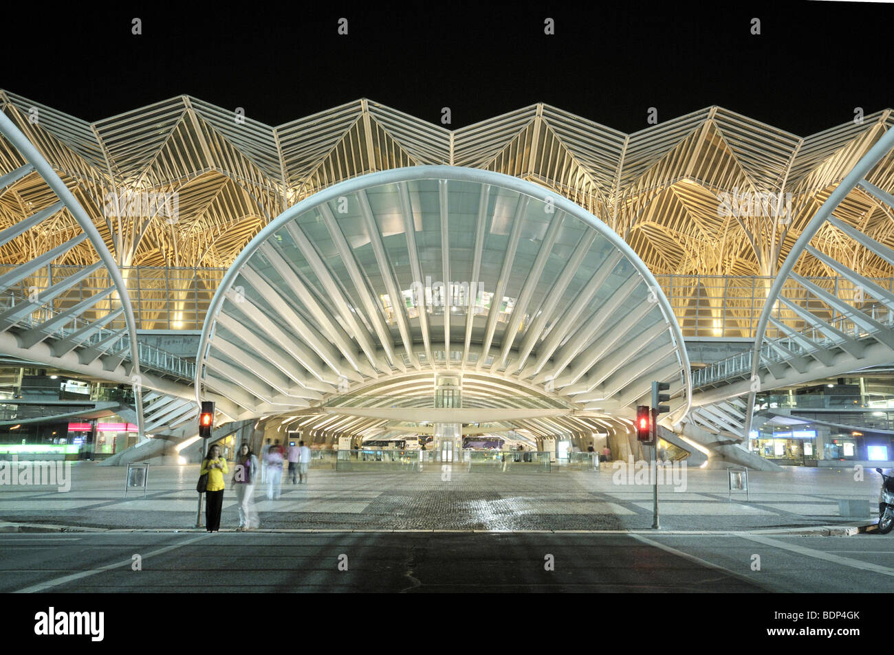 Gare do Oriente stazione ferroviaria di notte, l'architetto Santiago Calatrava, sui terreni del Parque das Nacoes park, sito del Foto Stock