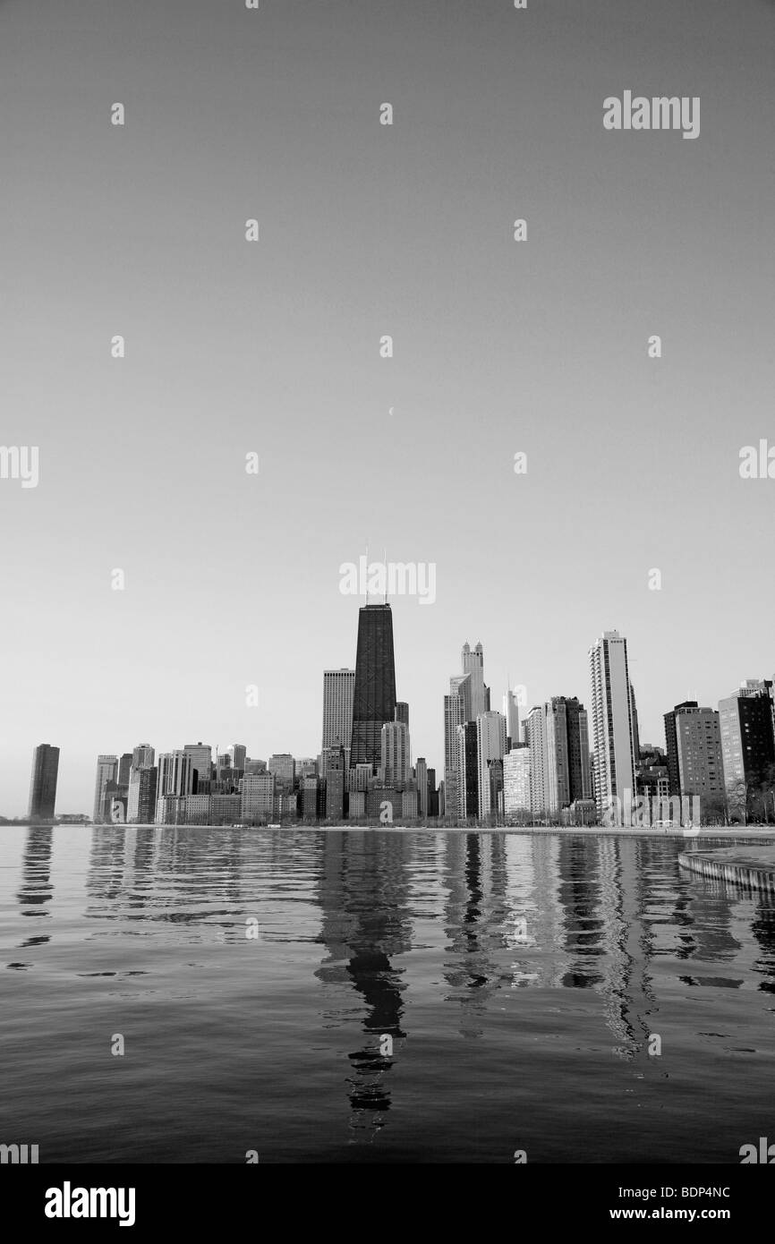 Downtown Chicago Illinois skyline della città nelle prime luci dell'alba sul lago Michigan waterfront con la riflessione cityscape Foto Stock