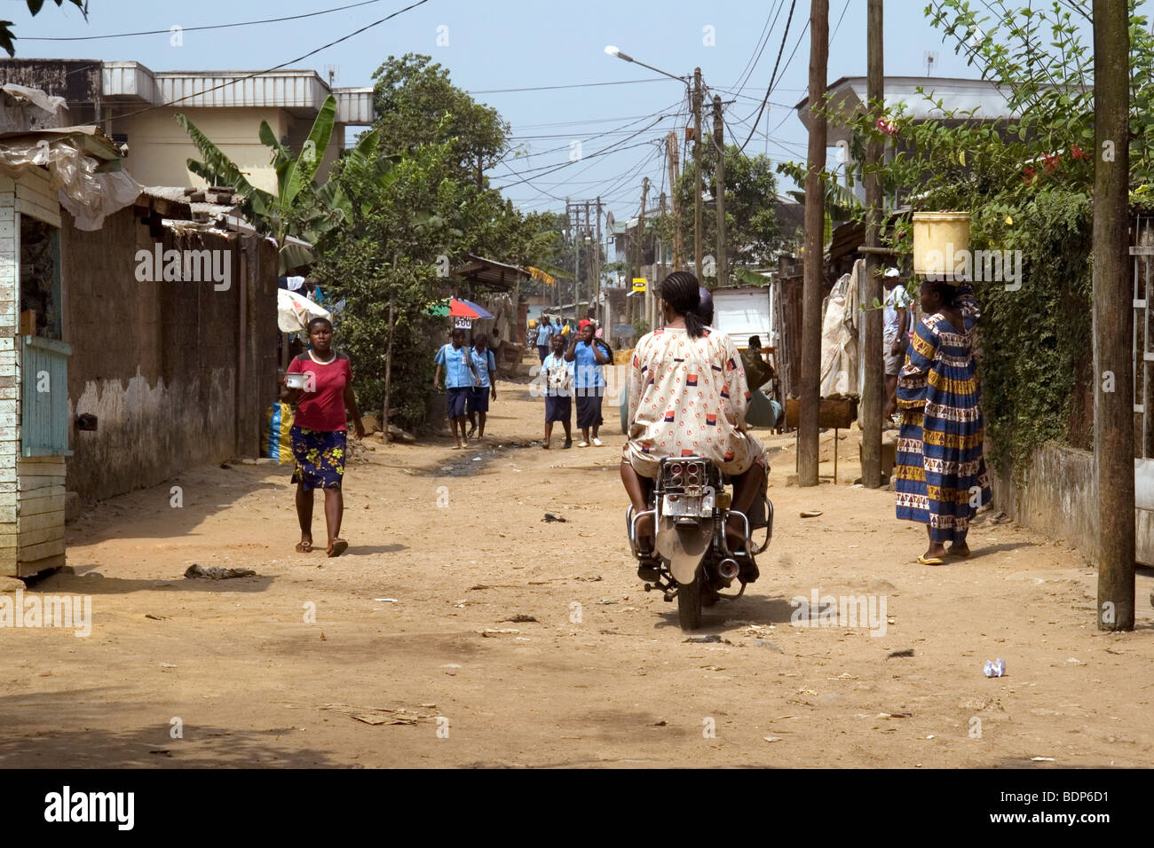 Scena di strada nel quartiere povero di Grand Moulin Douala Camerun Africa occidentale Foto Stock