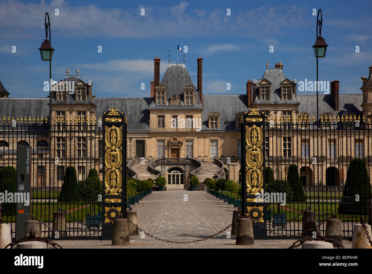 Gate di Onore , west elevazione, Whitehorse cortile, Palazzo Fontainebleau chateau, Parigi, Francia Foto Stock