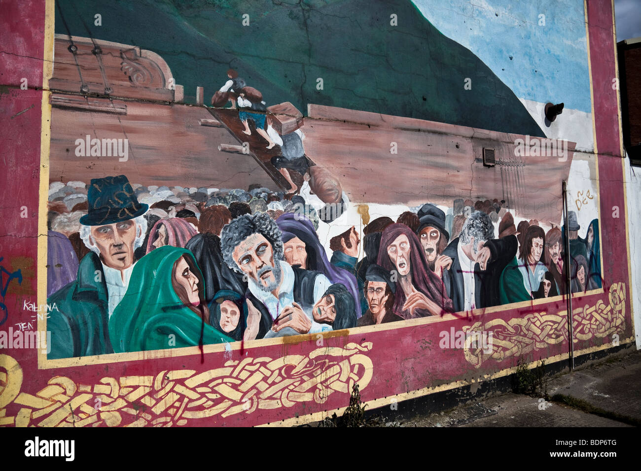 Carta murale di immigrazione Irlandese, Off Falls Road, Belfast, Irlanda del Nord, Regno Unito Foto Stock