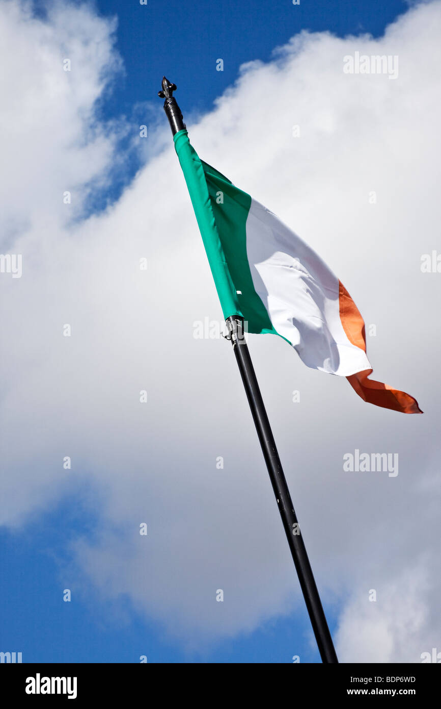Bandiera nazionale dell'Irlanda, il Tricolore irlandese, off Falls Road, Belfast, Irlanda del Nord Foto Stock