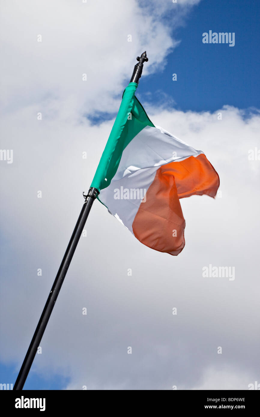 Bandiera nazionale dell'Irlanda, il Tricolore irlandese, off Falls Road, Belfast, Irlanda del Nord Foto Stock