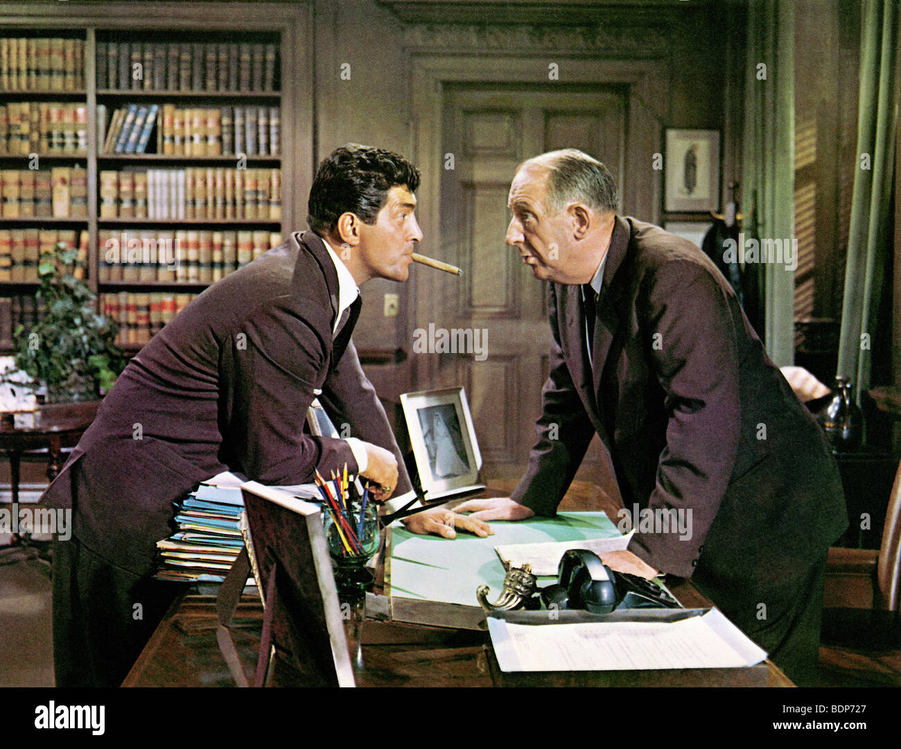 Chi ha l'azione - 1962 film di Paramount wit Dean Martin a sinistra Foto Stock