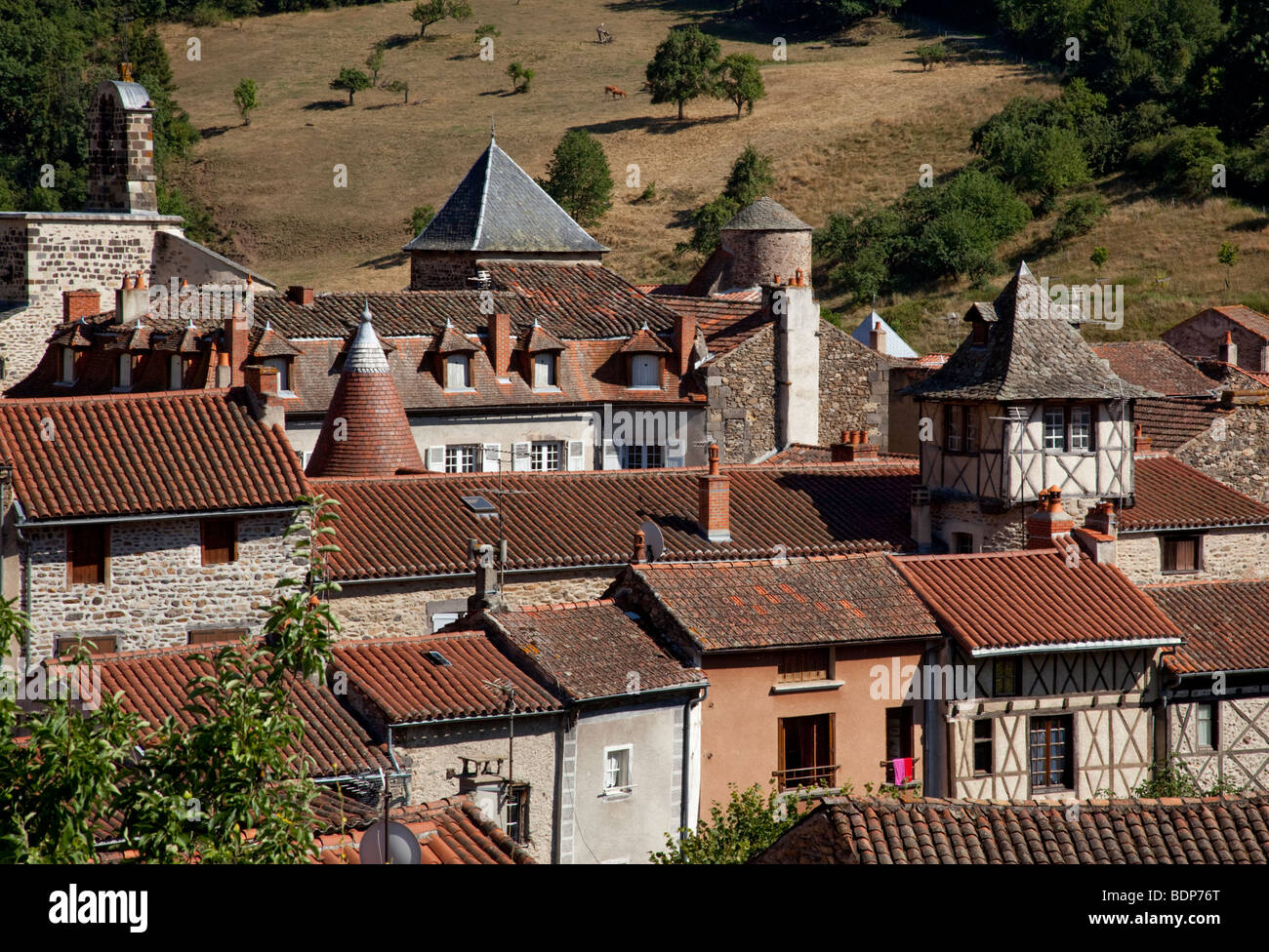 Vista sul centro storico borgo medievale di Blesle, Haute-Loire, Auvergne, Francia. Foto Stock