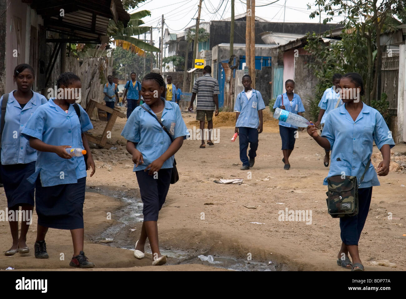 Alta scuola i ragazzi e le ragazze in uniforme di andare a scuola nel quartiere povero di Grand Moulin Douala Camerun Africa occidentale Foto Stock