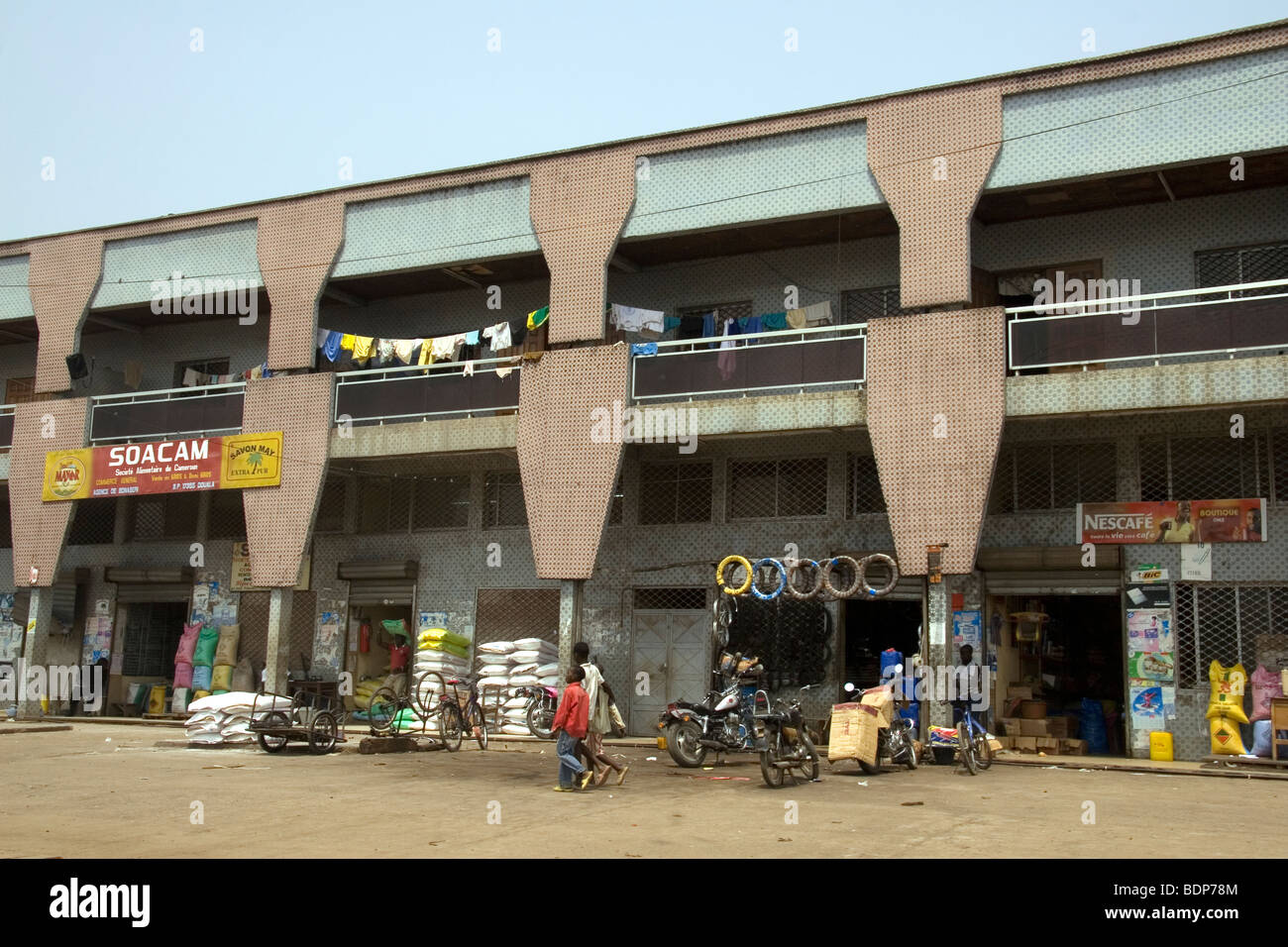 Edificio di stile moderno che ospita le piccole imprese nel distretto di Bonaberi Douala Camerun Foto Stock