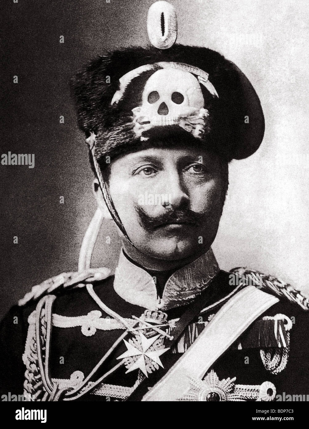 Il Kaiser Guglielmo II di Germania - Queen Victoria's nipote (1859-1941) indossa il Totenkopf (Decessi testa) simbolo sul suo casco Foto Stock