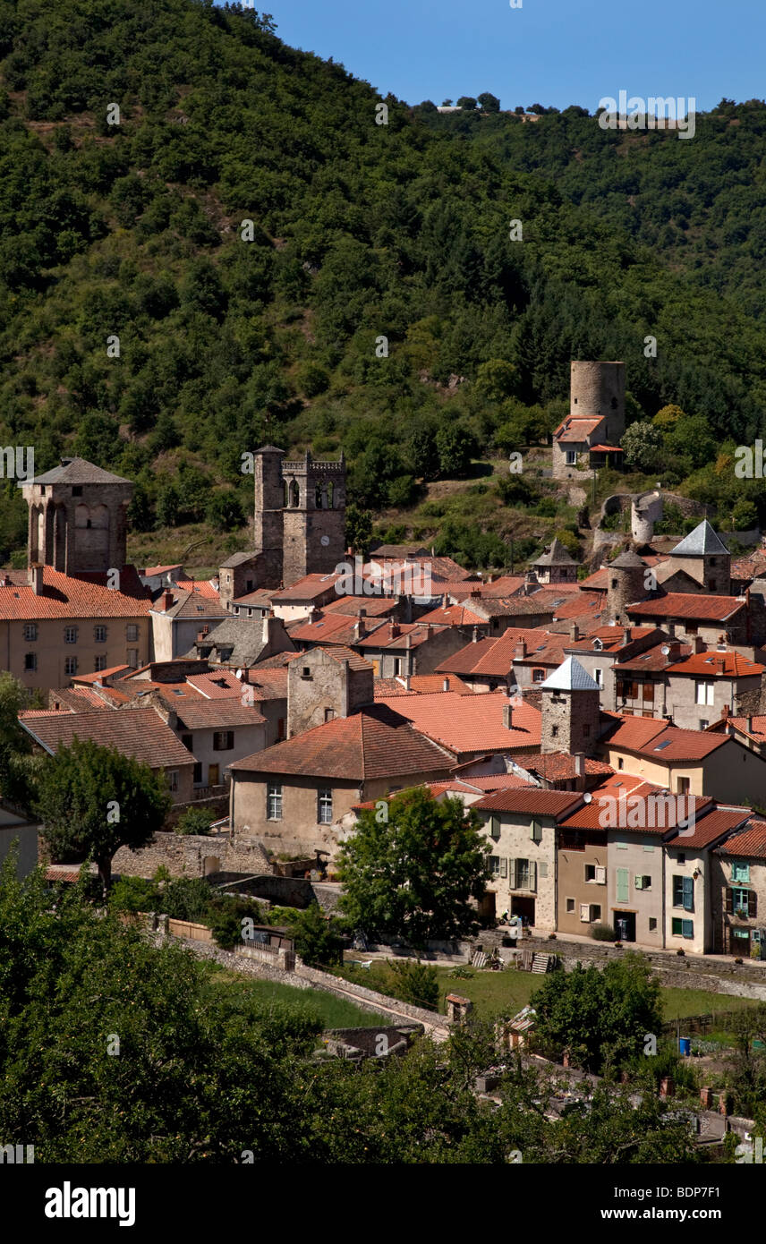 Vista sul centro storico borgo medievale di Blesle, Haute-Loire, Auvergne, Francia. Foto Stock