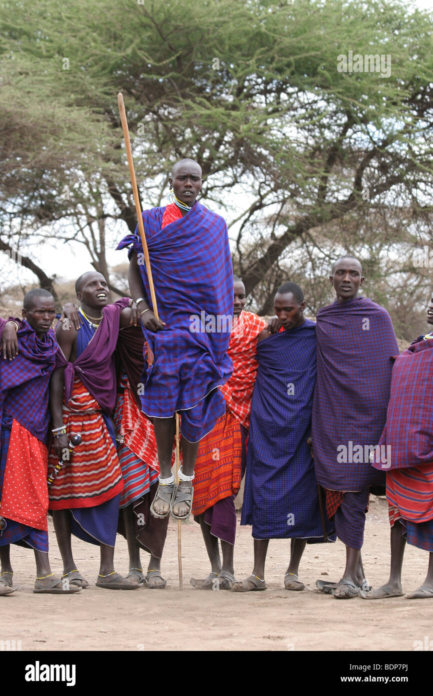 Africa, Tanzania Maasai di un gruppo etnico di semi-nomadi. Le danze tribali Foto Stock