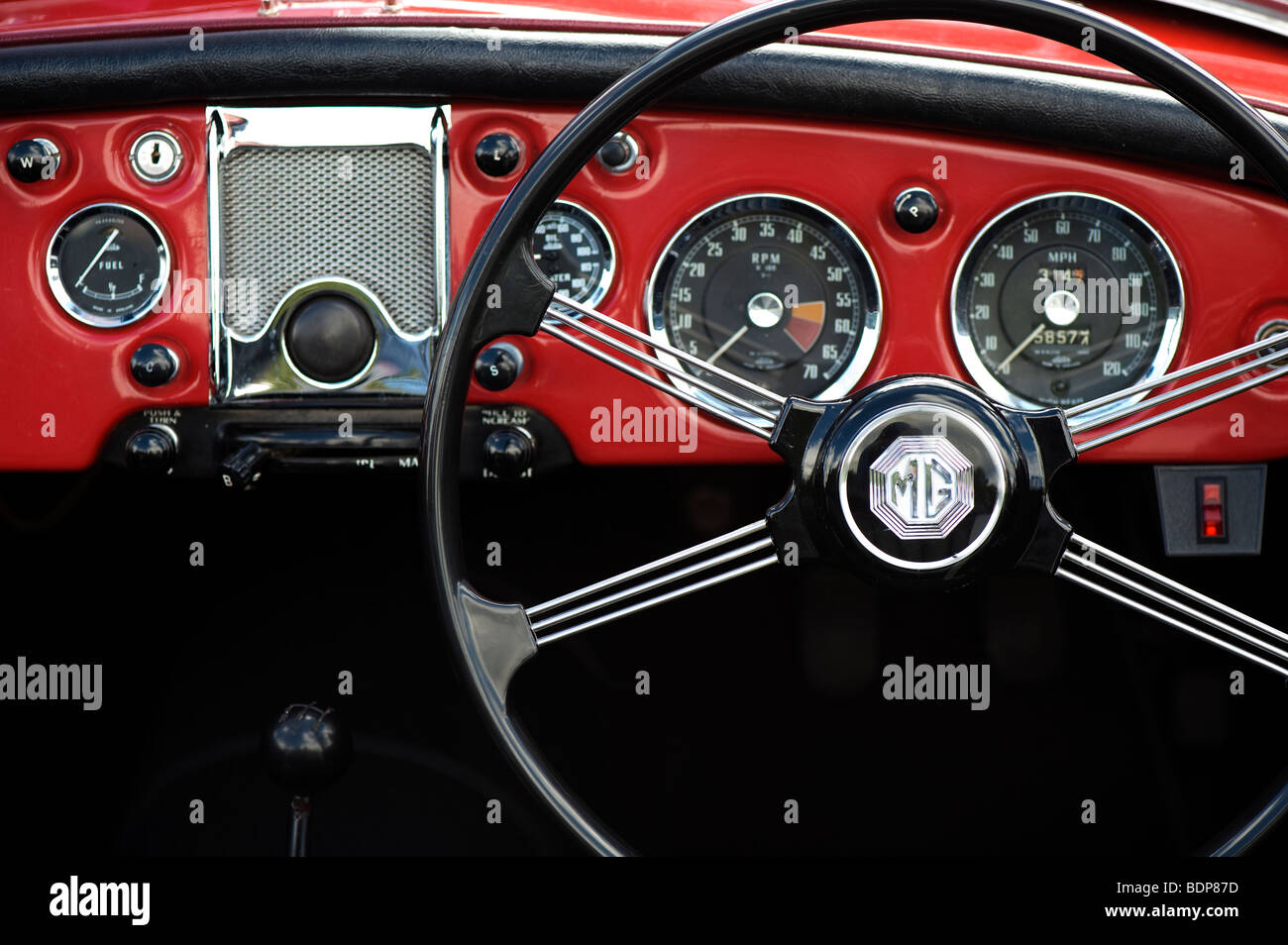 MG volante e sul cruscotto. British Classic Car Foto stock - Alamy