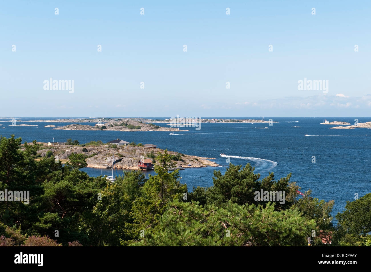 La vista dall'isola di Søndre Sandøy, Norvegia, una delle isole Hvaler a sud di Oslo vicino alla costa svedese Foto Stock