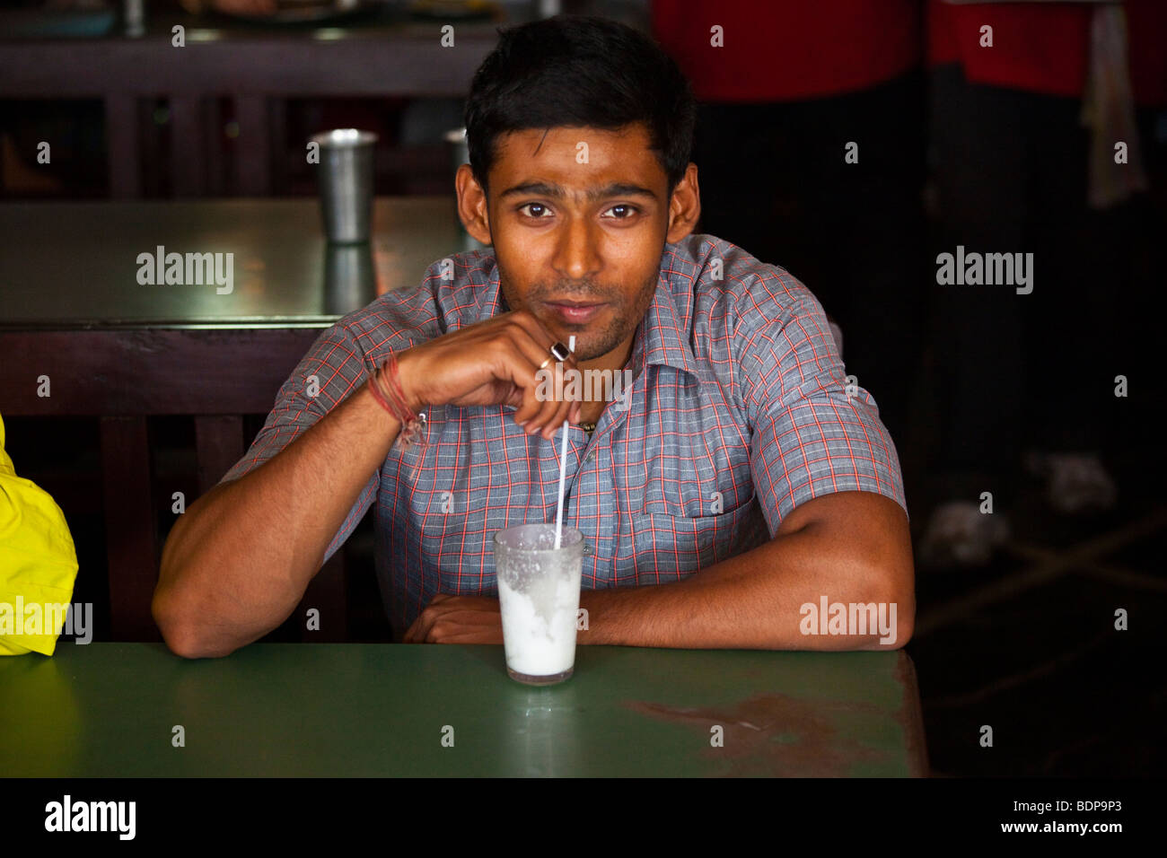 Giovane uomo in un negozio di dolci Calcutta India Foto Stock