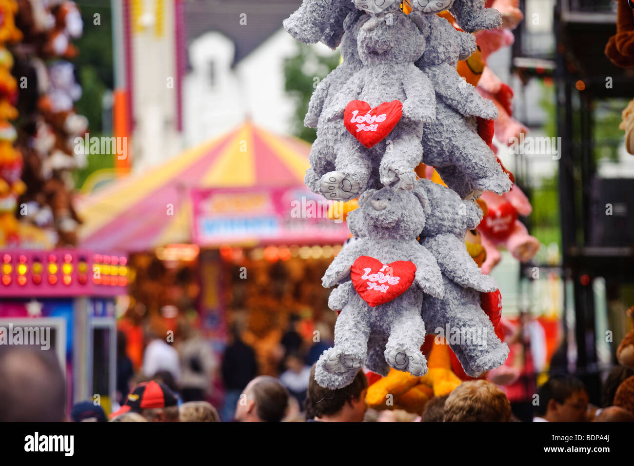 Peluche con cuore dicendo "Io ti amo' appeso uno stallo ad una fiera Foto Stock